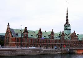 La antigua sede de la Bolsa de Copenhague antes de arder este martes.