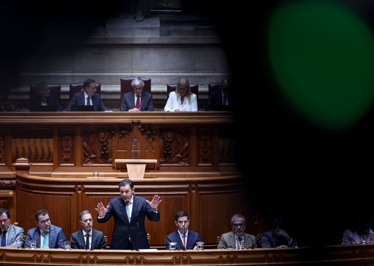 El primer ministro portugués, Luis Montenegro, habla durante un debate sobre el programa de su gobierno en el parlamento portugués