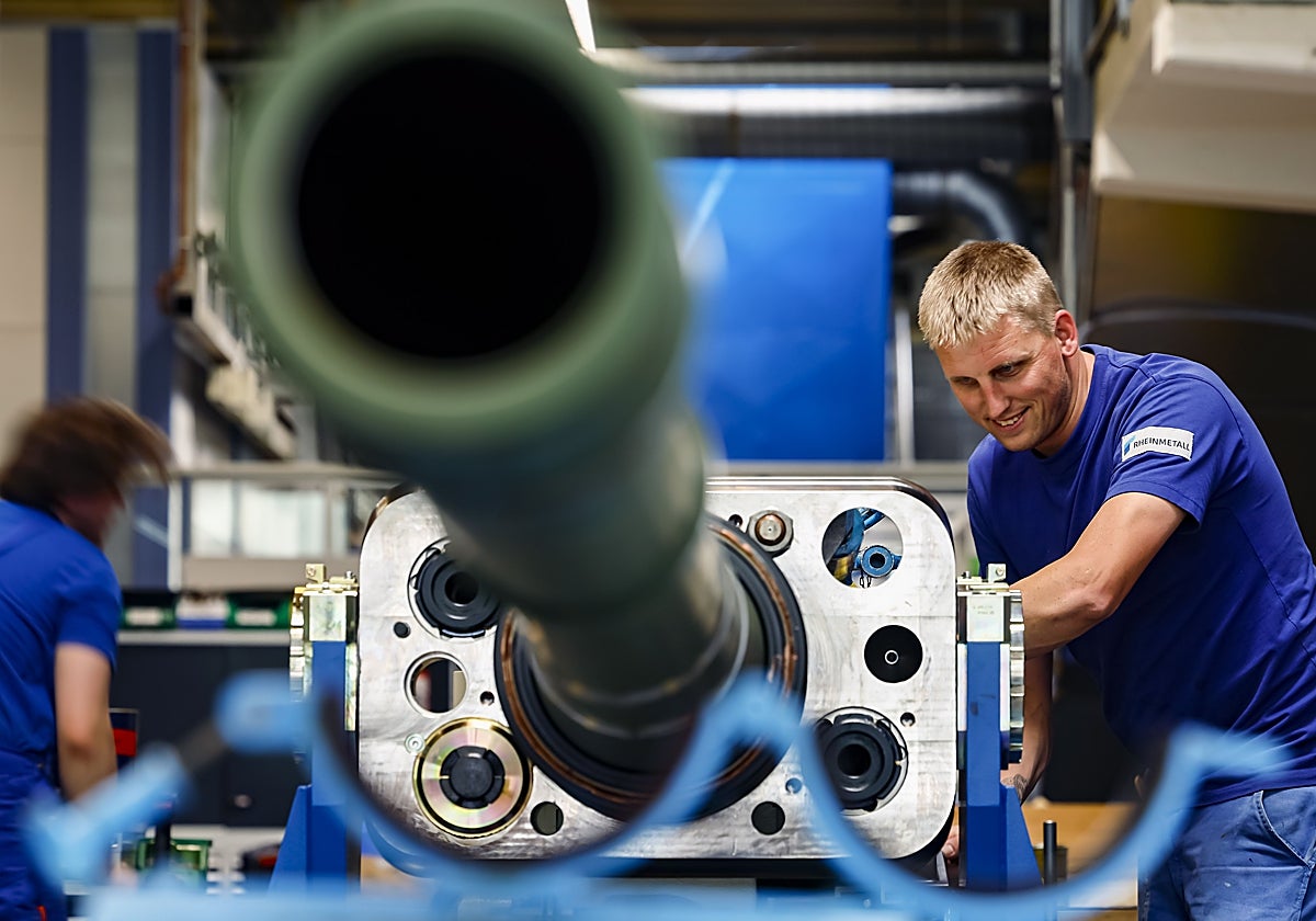 Un empleado  trabaja en la producción de cañones de tanques en Alemania