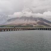 Cerrado el aeropuerto internacional de Indonesia tras las erupciones de un volcán