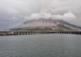 Cerrado el aeropuerto internacional de Indonesia tras las erupciones de un volcán