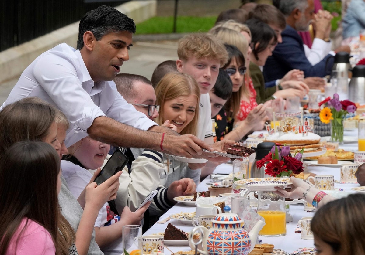 El primer ministro Rishi Sunak almuerza con otros jóvenes por el día de la coronación