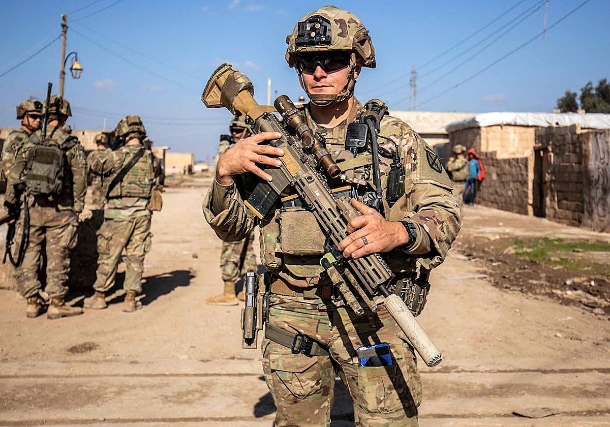 Un soldado estadounidense realiza una patrulla en una región septentrional de Siria