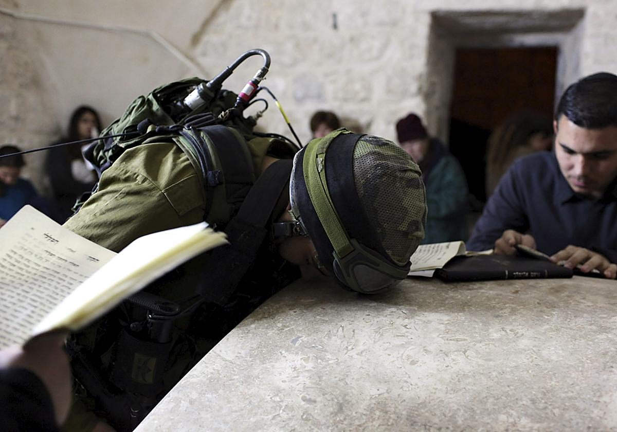 Un sodlado israelí reza en Cisjordania