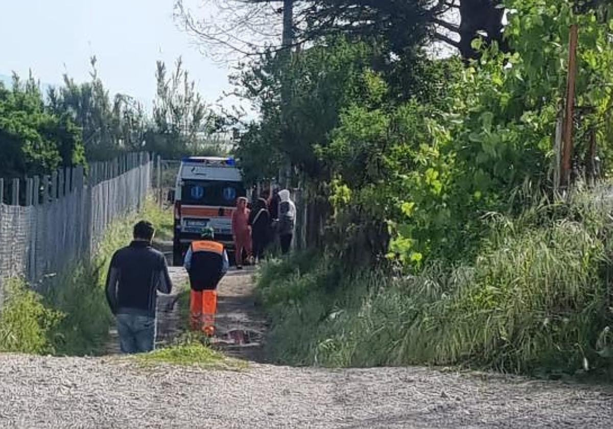 Entrada de la casa de campo donde murió el niño en Éboli, Italia