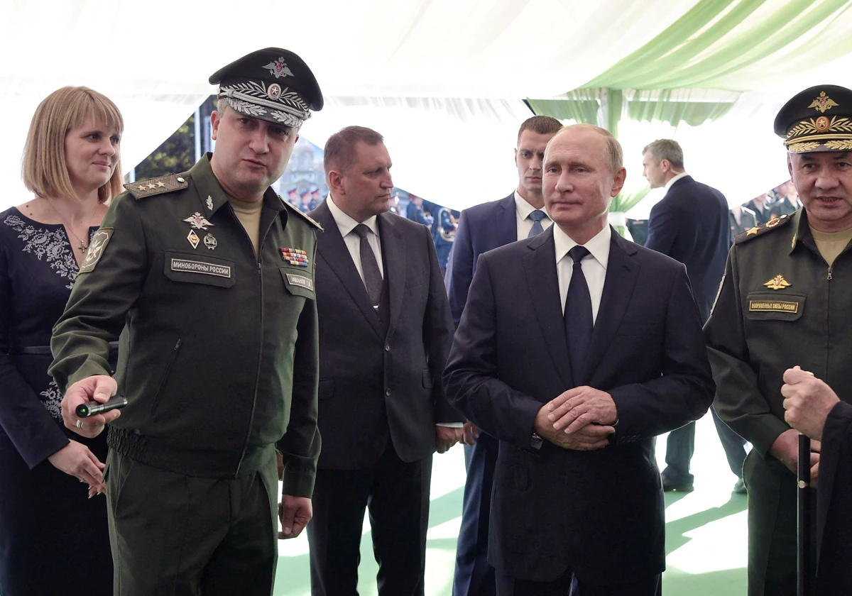 Russian Deputy Defense Minister Timur Ivanov (left) gives explanations to President Vladimir Putin
