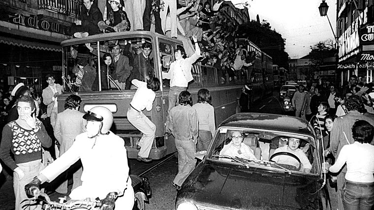 Un grupo de manifestantes celebra la sublevación en las calles de Lisboa