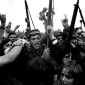50 años de la Revolución de los Claveles: el golpe pacífico que llevó la democracia y la libertad a Portugal