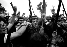 Varios soldados y civiles celebran con claveles la victoria de la sublevación militar del 25 de abril