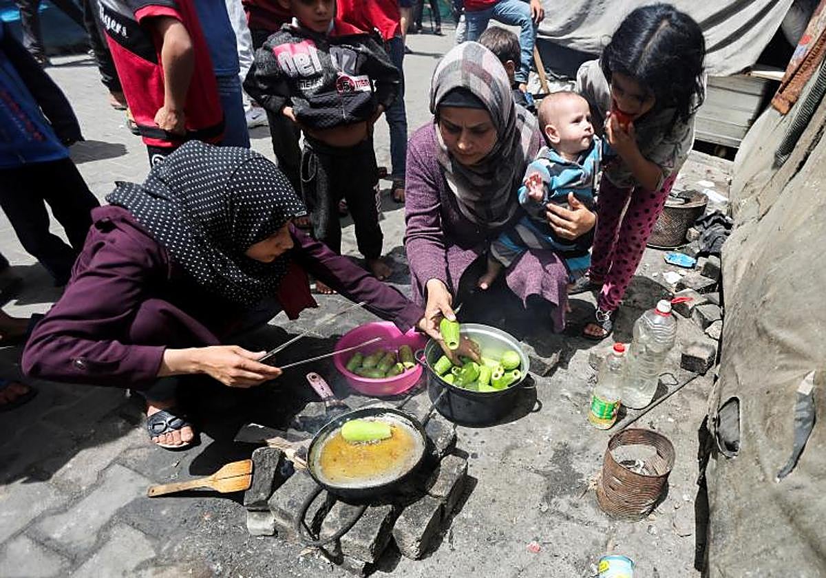 Palestinos desplazados se refugian en una escuela afiliada a la UNRWA en Deir Al-Balah