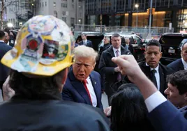 El candidato presidencial republicano y expresidente de Estados Unidos, Donald Trump, reacciona mientras se reúne con trabajadores del sindicato en Nueva York