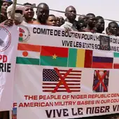 Manifestantes sostienen una pancarta durante una manifestación de protesta para exigir la retirada de las tropas estadounidenses de Níger, en Agadez