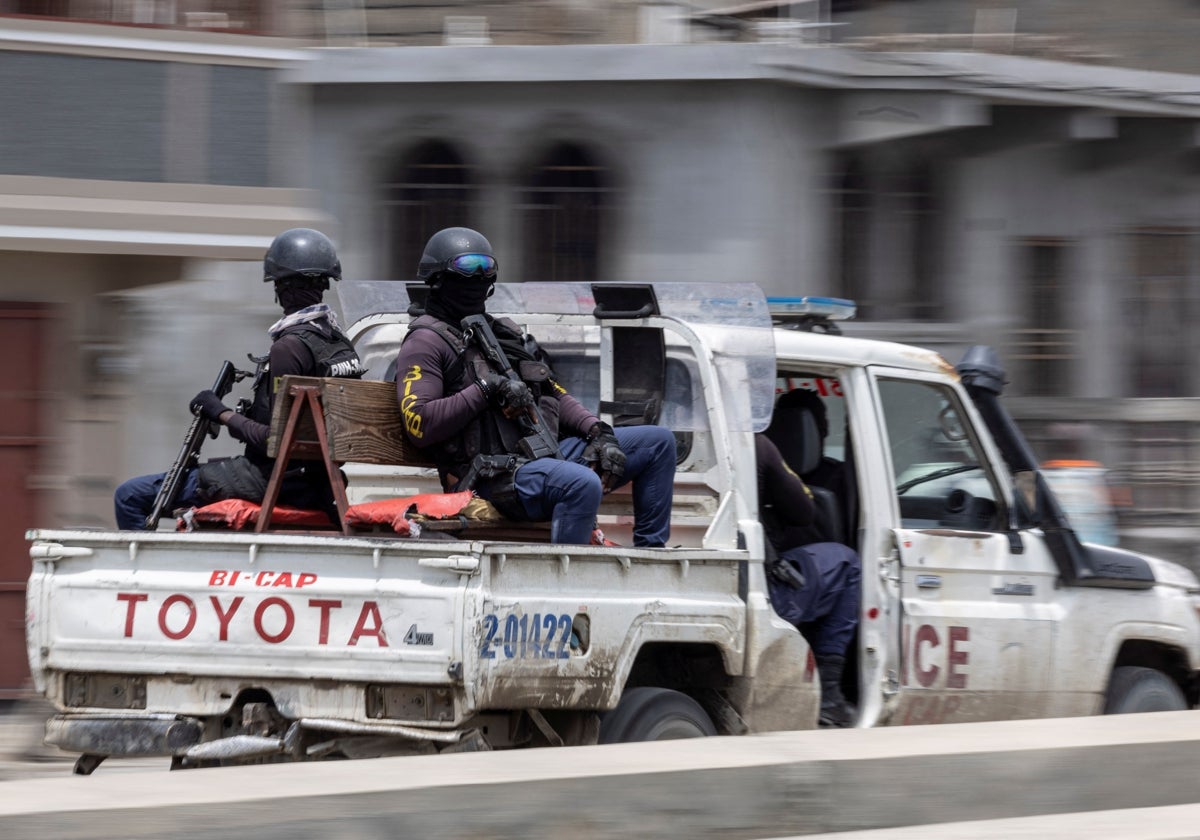 Oficiales de policía de la Policía Nacional de Haití patrullan en Cap-Haitien, Haití