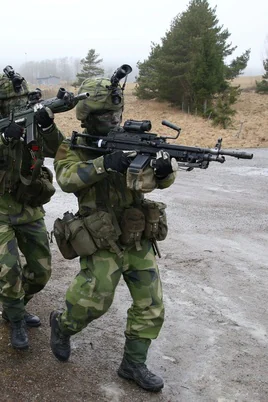 Tropas suecas de los socorristas participan en un entrenamiento en una base militar en Kungsangen
