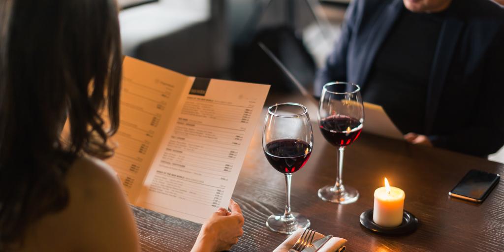Mujer seria por un error en el restaurante.