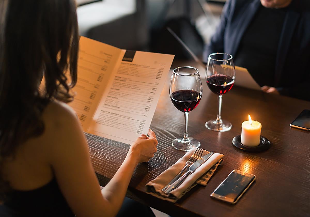 Una pareja cena en un restaurante
