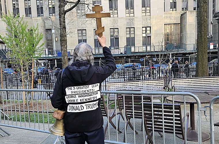 Un seguidor de Trump levanta un crucifijo