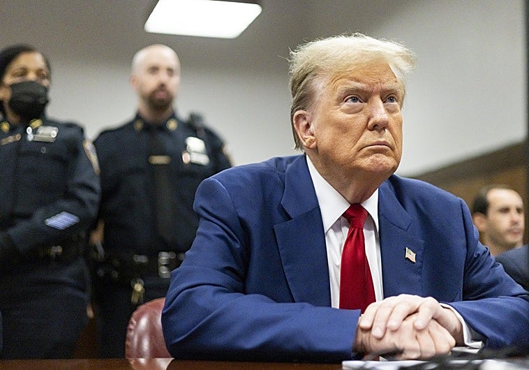 El expresidente estadounidense Donald Trump sa la espera del inicio de su juicio penal en la Corte Suprema