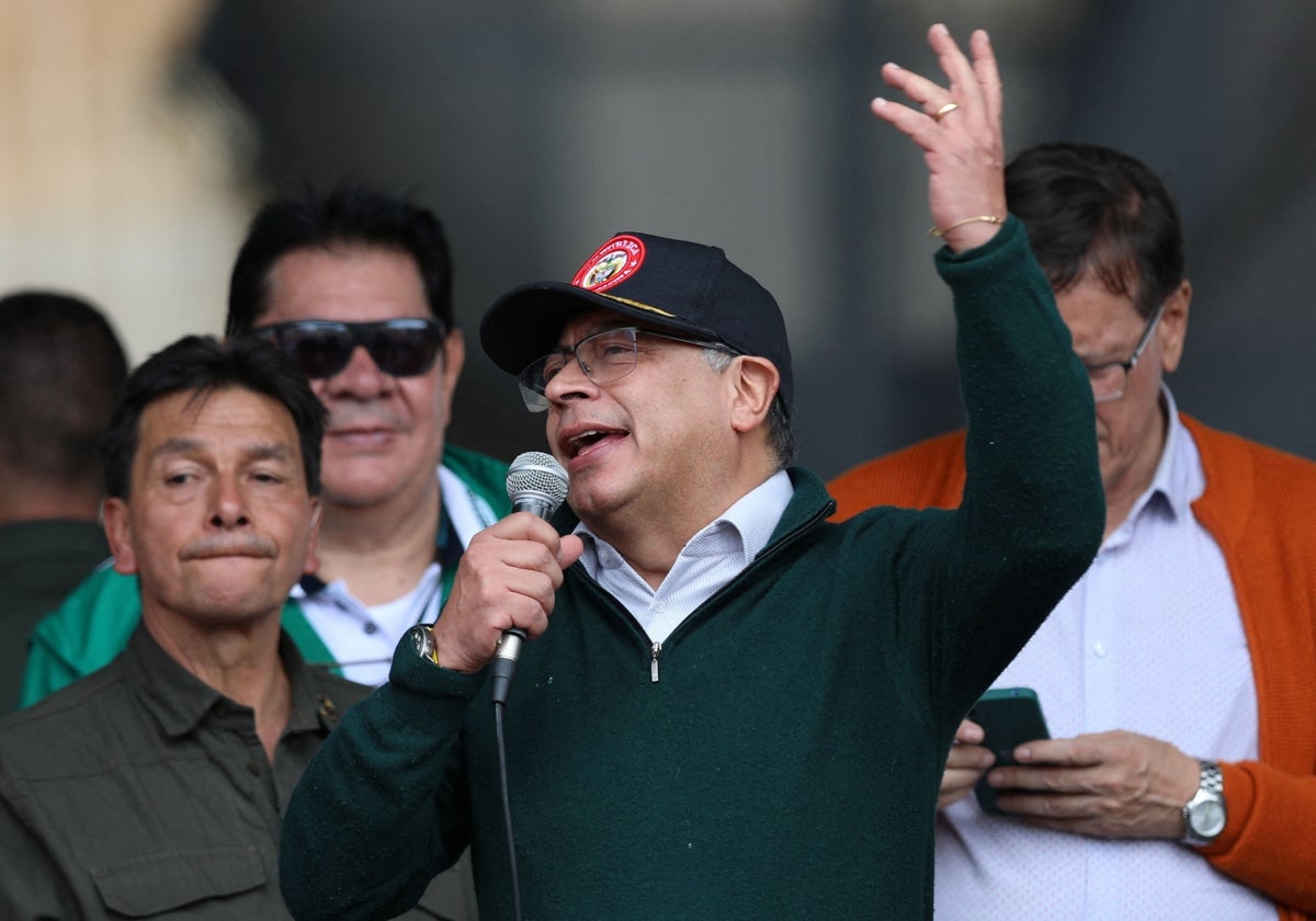 El presidente de Colombia, Gustavo Petro, participa en una manifestación del 1 de mayo