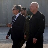 El Secretario de Estado de EE.UU., Antony Blinken, camina con el Ministro de Defensa israelí, Yoav Gallant, en el cruce fronterizo de Kerem Shalom