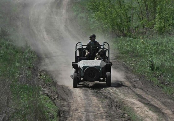 Los militares ucranianos de la 22ª Brigada viajan en buggy por una carretera cerca de Chasiv Yar