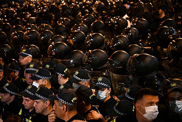 Agentes del orden desplegados frente al parlamento georgiano