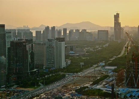 Imagen secundaria 1 - Conectada por trenes de alta velocidad, autopistas de dos niveles y barcos que surcan el delta del río de las Perlas, la Gran Bahía es una futurista zona metropolitana con prodigios de la ingeniería como el Puente Hong Kong-Macao-Zhuhai, que es el más largo del mundo sobre el mar con 55 kilómetros y un túnel submarino (imagen superior). Entre las ciudades que forman parte de la Gran Bahía destaca Shenzhen, que en los años 80 era un pueblo de pescadores y, gracias a la apertura de China al capitalismo, se ha convertido en su capital tecnológica (arriba a la izquierda). Por su parte, la capital provincial, Cantón (Guangzhou), es otro de los epicentros mundiales del comercio y tiene como símbolo una torre homónima de 604 metros de altura (arriba a la derecha) 