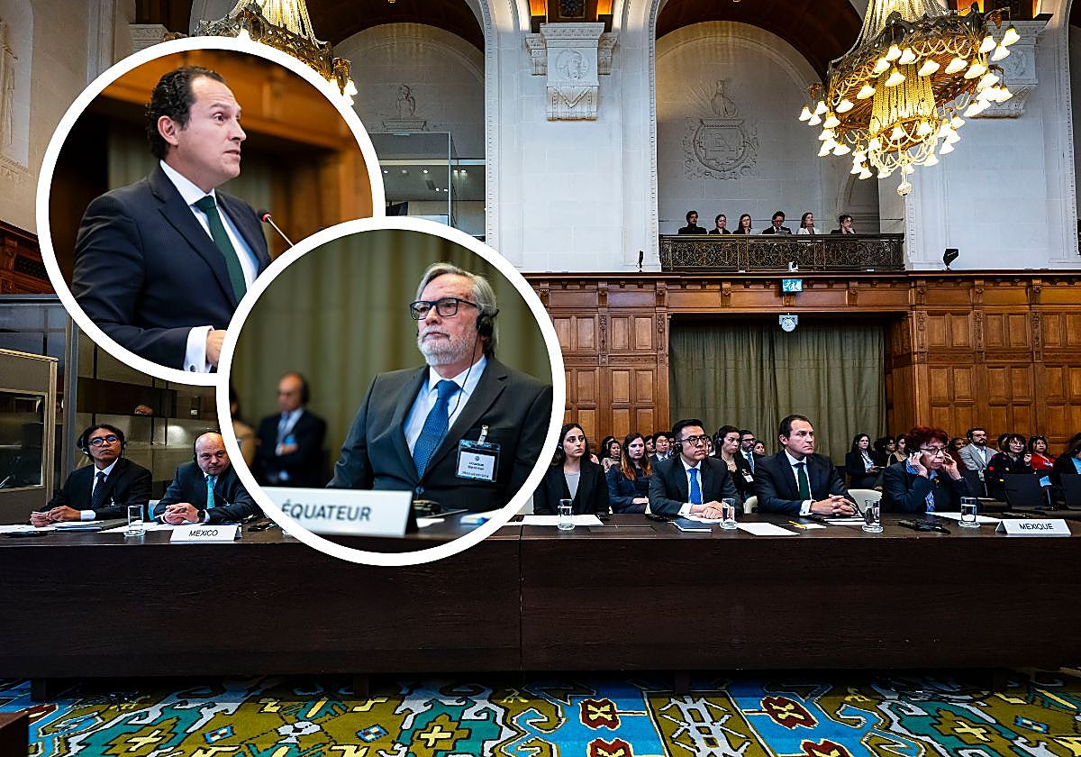 Arriba, el representante de México, Alejandro Celorio, habla ante la CIJ, mientras atiende el representante de Ecuador, Andrés Terán Parral