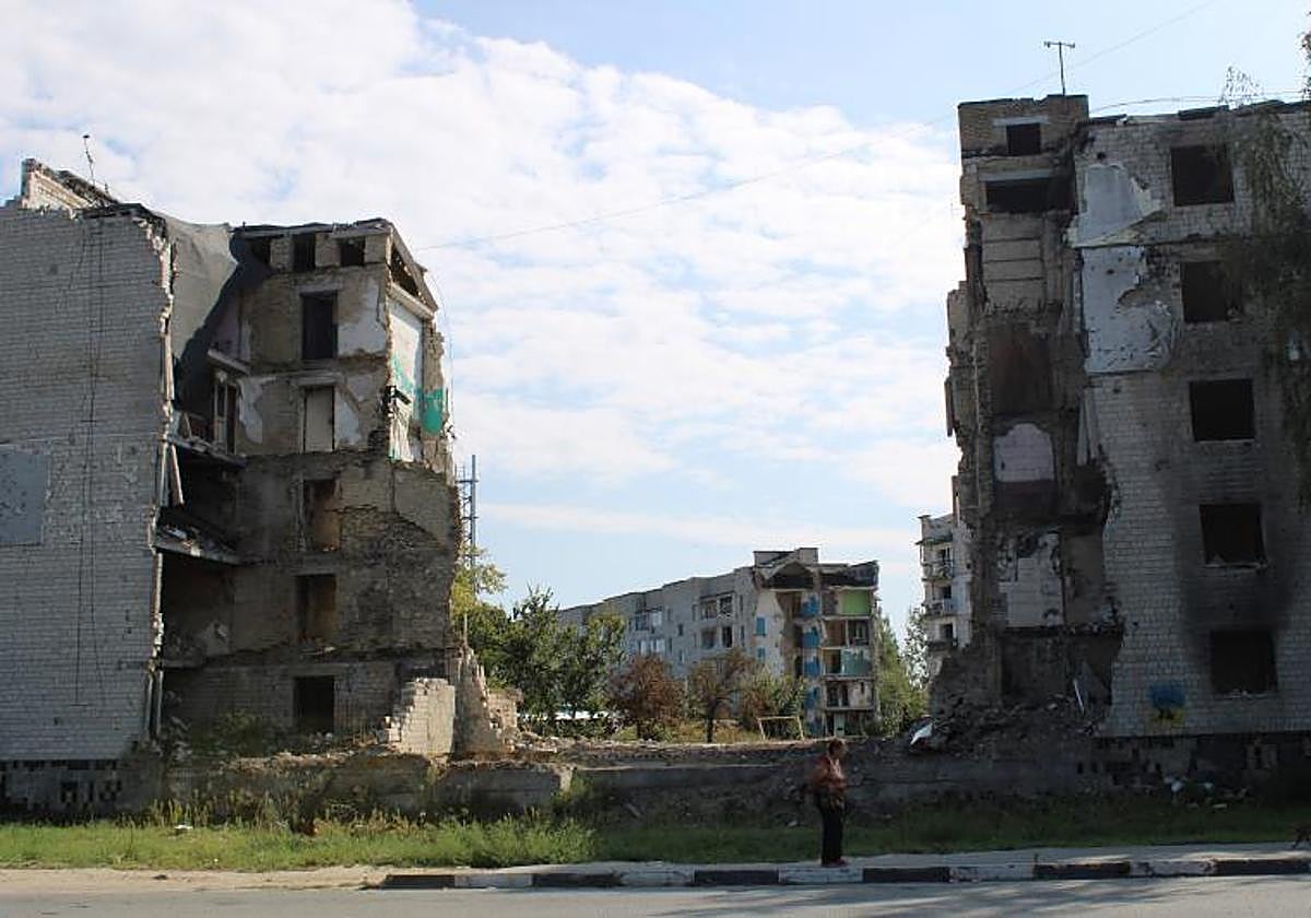 A simple vista, los destrozos siguen presentes en esta localidad situada a unos 40 kilómetros al noroeste de Kiev