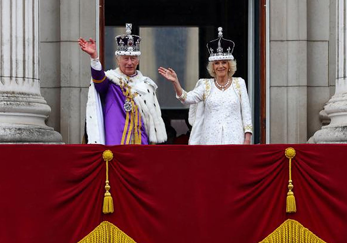 Los Reyes Carlos y Camila hace un año en el balcón del palacio de Buckingham