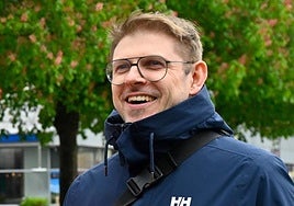 Denuncian una oleada de agresiones a políticos en Alemania: patean y golpean a un eurodiputado mientras pegaba carteles