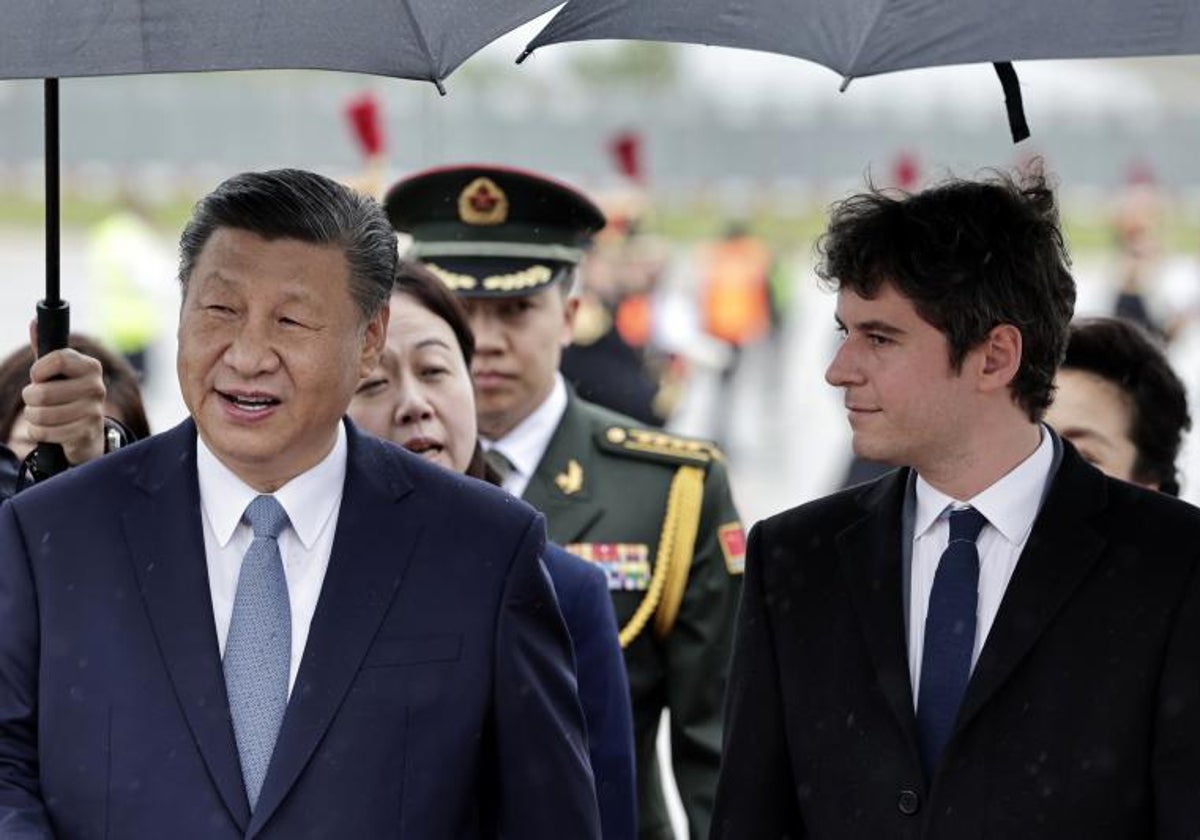 El presidente chino, Xi Jinping, y el primer ministro francés, Gabriel Attal, hoy en el aeropuerto de Orly, París