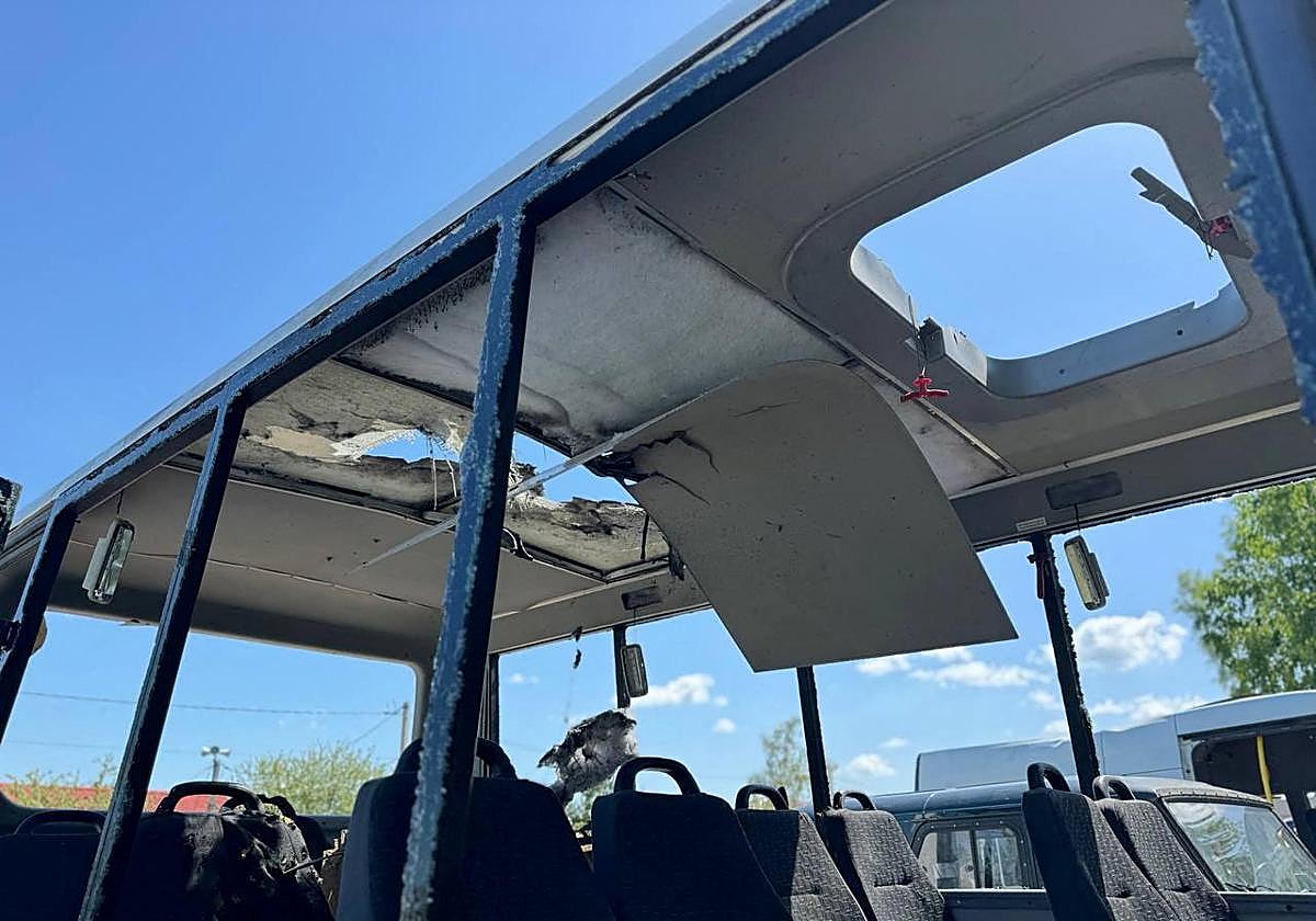 Una fotografía muestra un autobús que, según las autoridades locales, resultó dañado en un ataque con aviones no tripulados ucranianos en la región de Belgorod