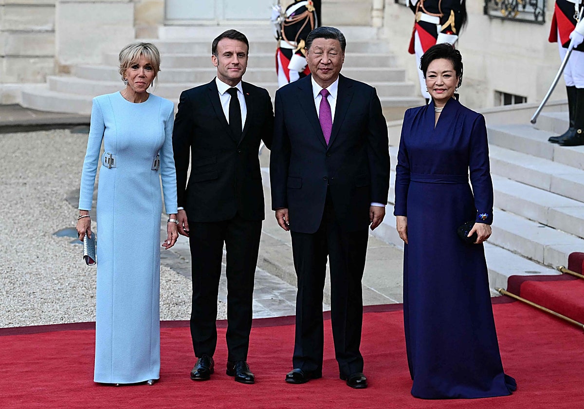 En el centro, el presidente de Francia, Emmanuel Macron, y el presidente chino, Xi Jinping, acompañados por sus esposas