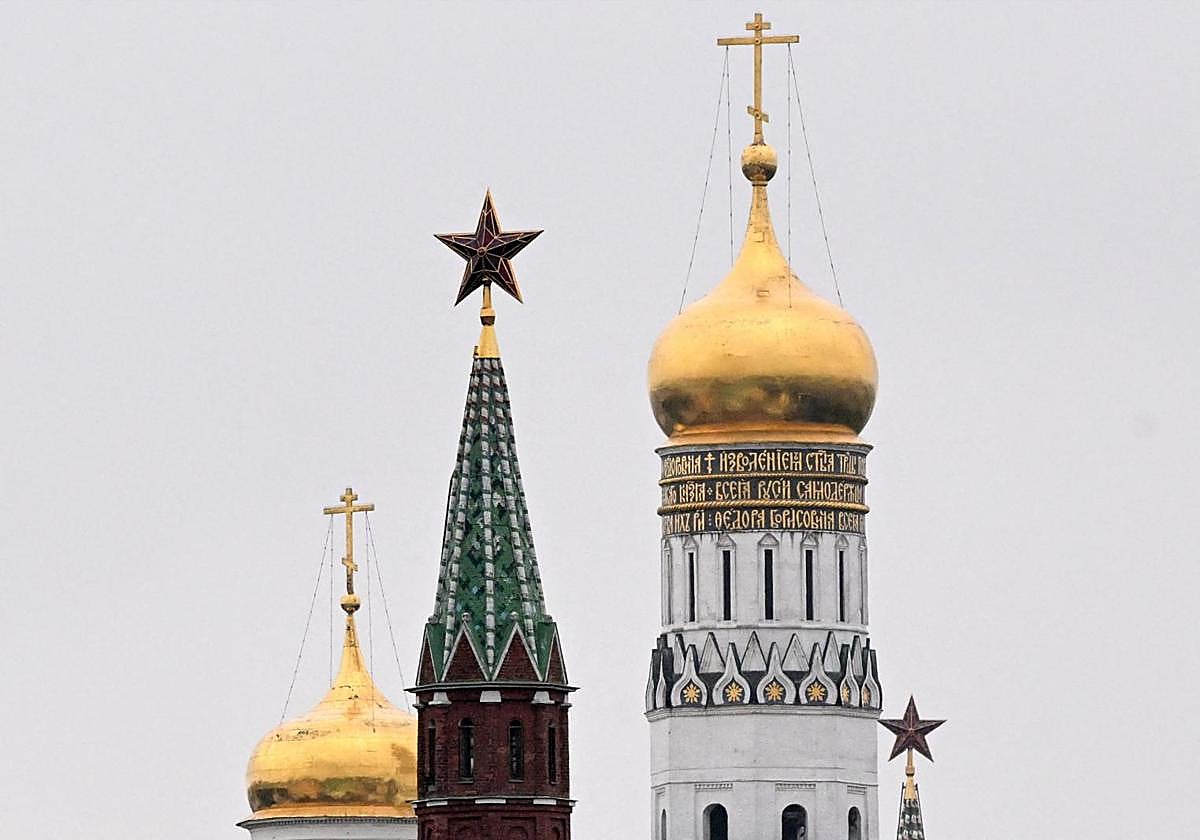 Las torres del Kremlin y la catedral de Iván el Grande, fotografiadas antes de la ceremonia de toma de posesión del presidente electo de Rusia, Vladimir Putin, en el Kremlin de Moscú