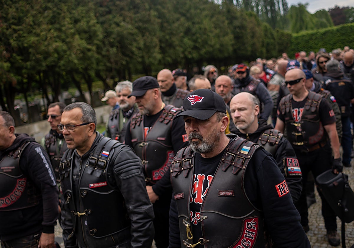 El grupo de ciclistas Night Wolves Europe visita el Monumento a la Victoria Soviética de la Segunda Guerra Mundial en Praga. En vídeo, Putin acompañado por miembros de Lobos Nocturnos en 2019.