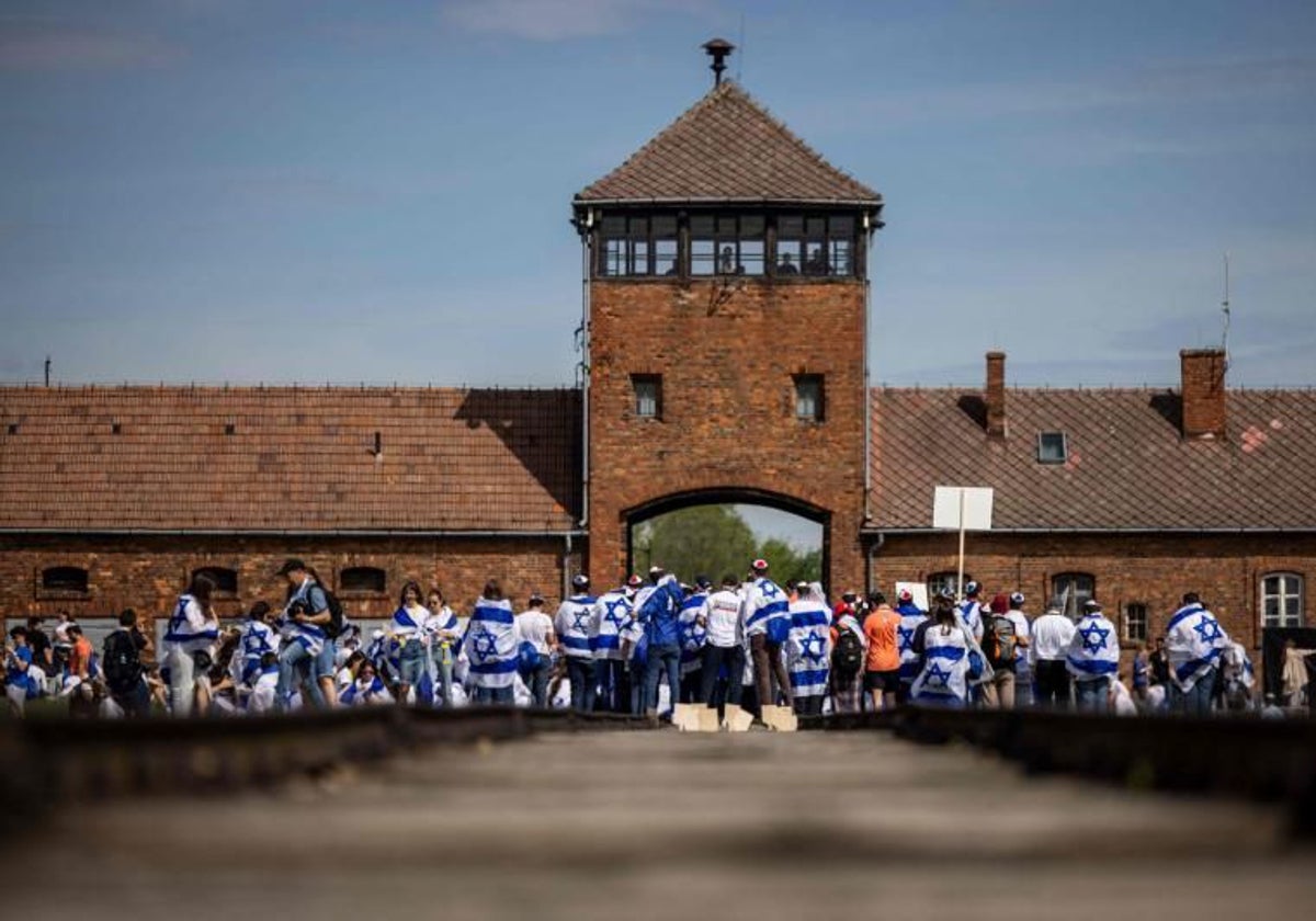 Participantes en la 'Marcha de la Vida' a las puertas del campo de concentración de Auschwitz (Polonia), el lunes