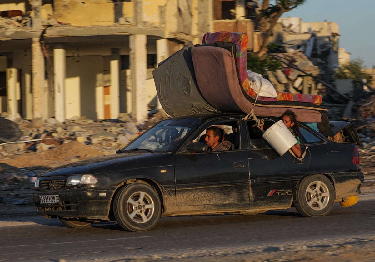 Varios palestinos abandonan Rafah en un coche cargado con sus pertenencias