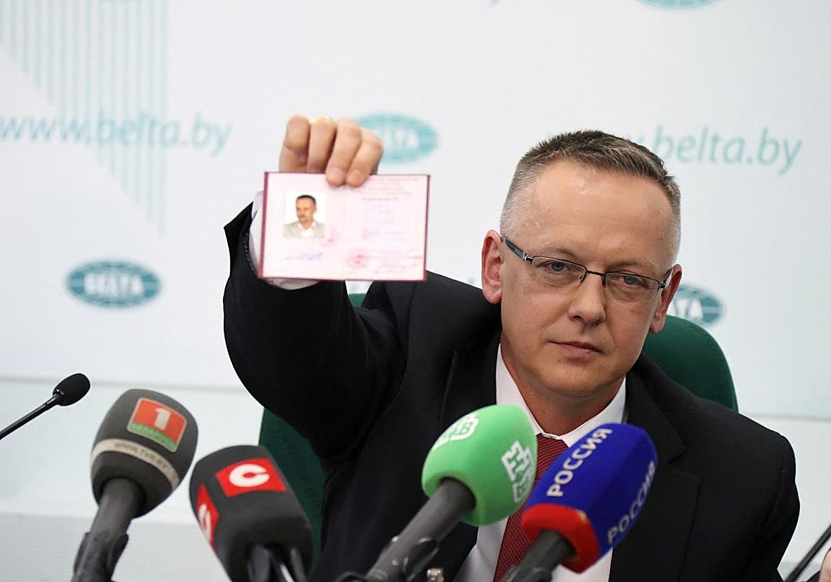 Tomasz Szmydt, un juez polaco que solicitó asilo político en Bielorrusia, muestra su documento de identidad durante una conferencia de prensa en la agencia de noticias BelTA en Minsk