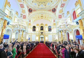 Los invitados esperan antes de una ceremonia de toma de posesión de Vladimir Putin como presidente de Rusia en el Kremlin en Moscú
