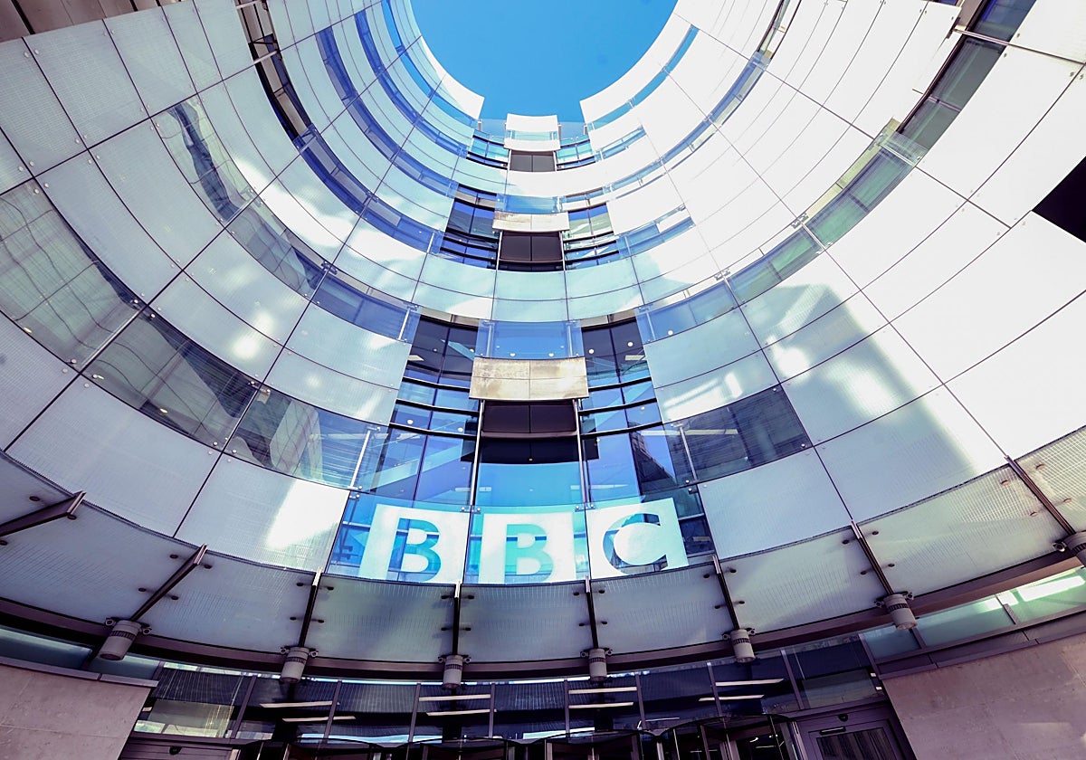 Los periodistas de la BBC, preocupados por ser llamados «racistas» o «woke» en sus coberturas sobre inmigración