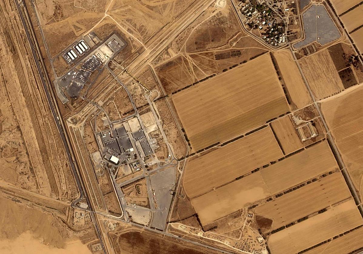 Esta imagen satelital obtenida de Planet Labs PBC y tomada el 3 de mayo de 2024 muestra una vista amplia del cruce fronterizo de Kerem Shalom entre Israel y la Franja de Gaza