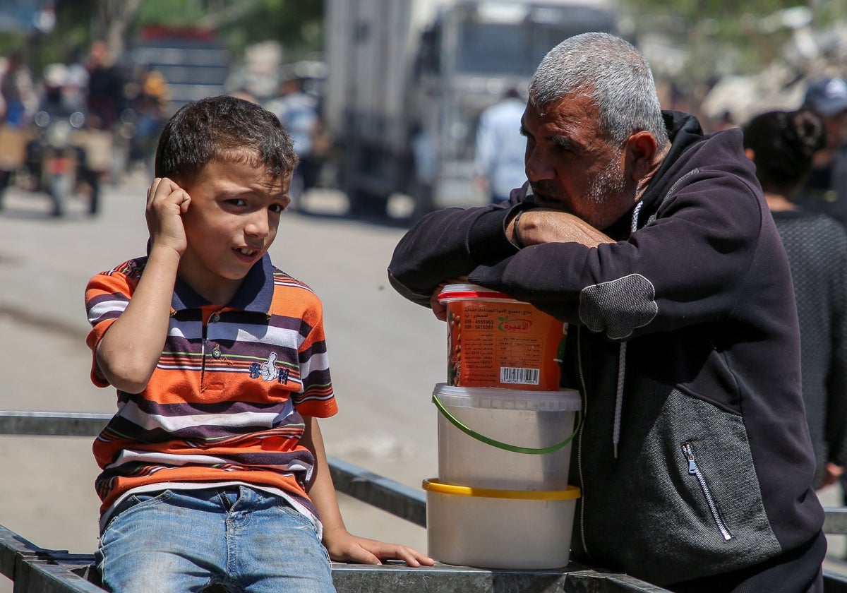 Palestinos esperan a recibir comida en Rafah