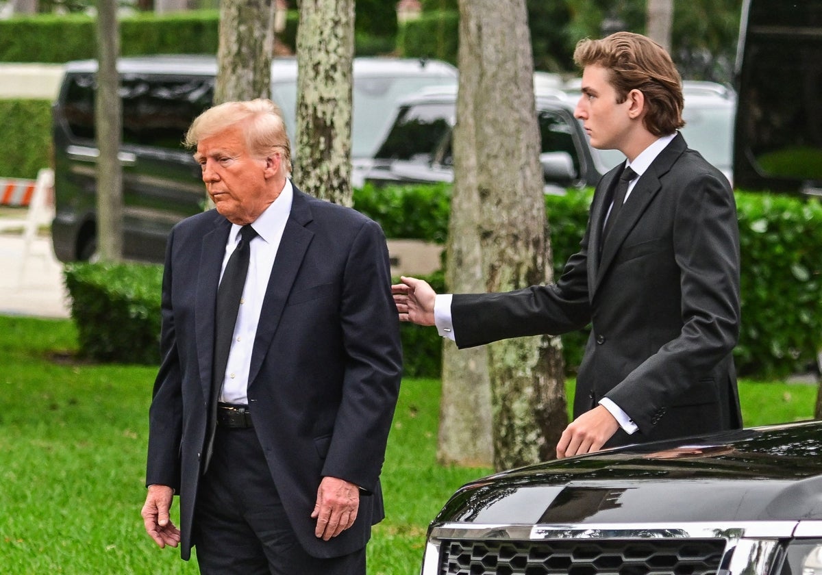 Donald Trump y su hijo Barron asisten al funeral de la madre de Melania Trump, Amalija Knavs, en enero de 2023