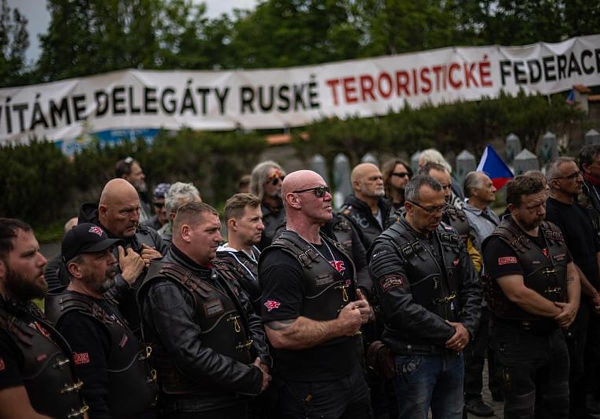Night Wolves Europe visita el Monumento a la Victoria Soviética de la Segunda Guerra Mundial en Praga