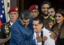 El presidente de Venezuela, Nicolás Maduro (i), recibe al empresario colombiano Alex Saab tras ser liberado por Estados Undios