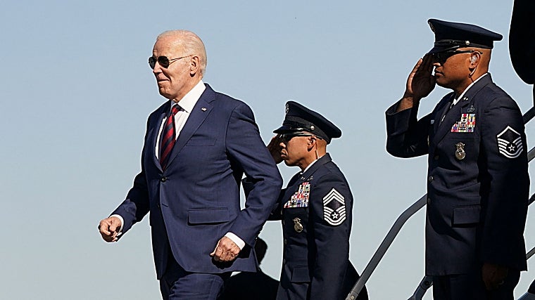 Joe Biden desciende del avión presidencial