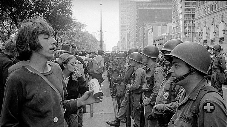 Un manifestante, ante una fila de soldados de la Guardia Nacional, frente al Hotel Hilton en Grant Park, sede de la Convención Nacional Demócrata en Chicago, Illinois, EE.UU., el 26 de agosto de 1968