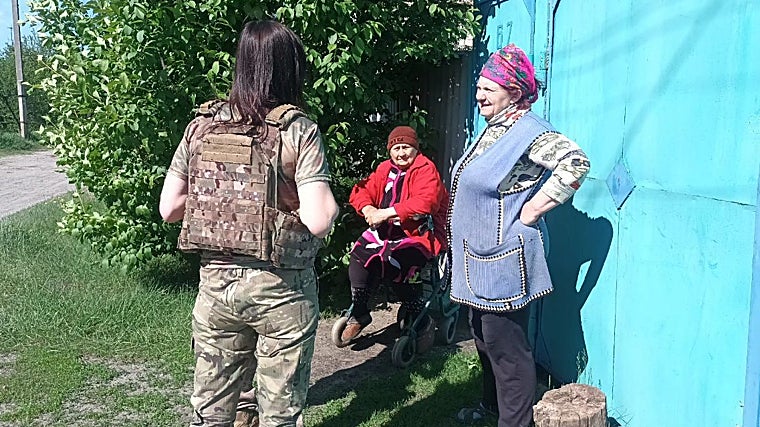 Aliona intenta convencer a Natalia y Tania para que decidan salir de su pueblo