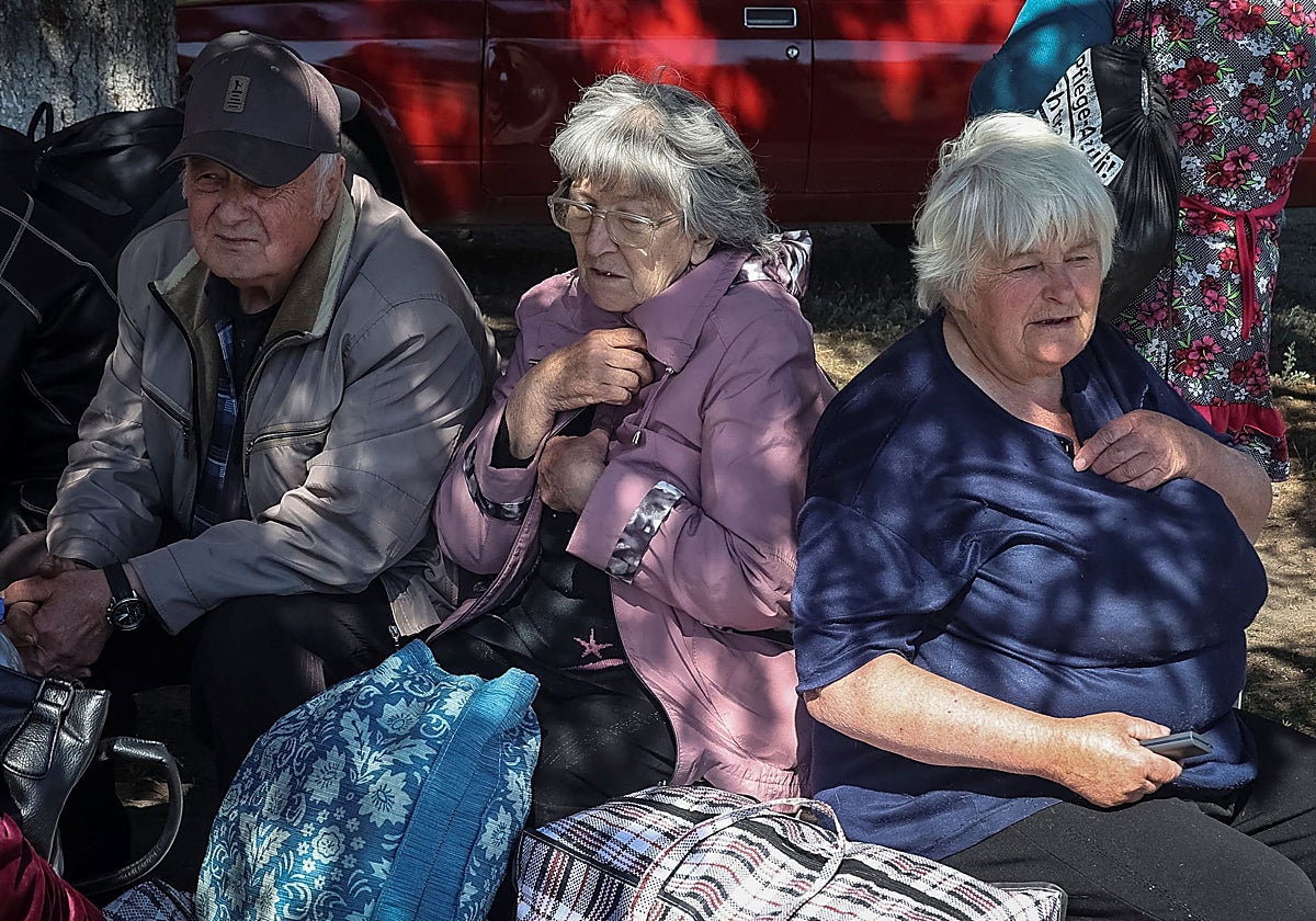 Un grupo de residentes de Vovchansk es evacuado de sus casas tras la ofensiva rusa contra Járkov
